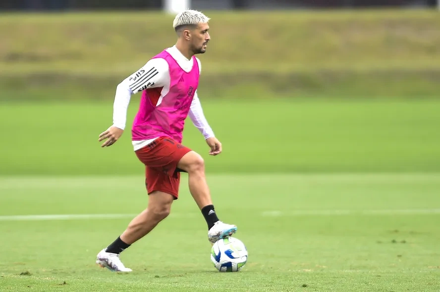 Arrascaeta durante um treino antigo no Flamengo