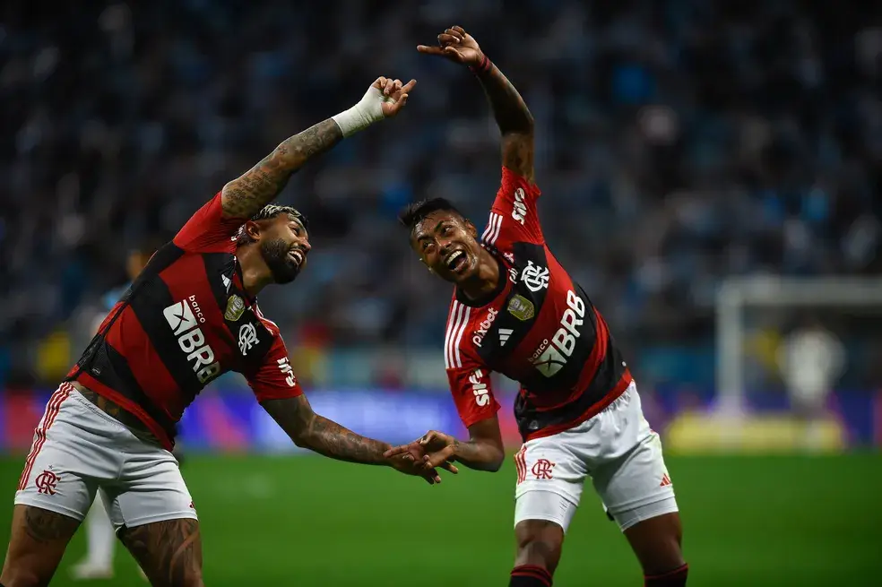 Bruno Henrique e Gabigol fazem a famosa 'fusão' na partida contra o Grêmio