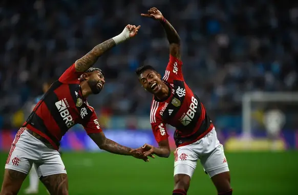 Bruno Henrique e Gabigol fazem a famosa 'fusão' na partida contra o Grêmio (Foto: Globo Esporte)