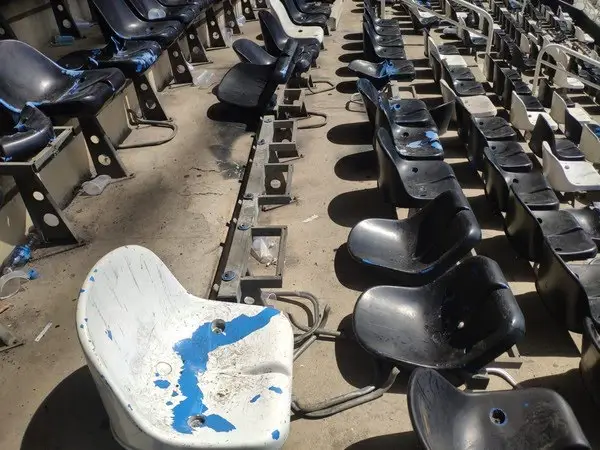 Cadeiras depredadas no setor Sul do Nilton Santos