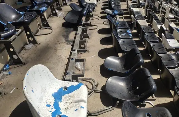 Cadeiras depredadas no setor Sul do Nilton Santos (Foto: Reprodução)