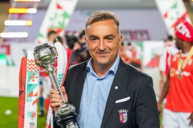 Carlos Carvalhal segurando taça