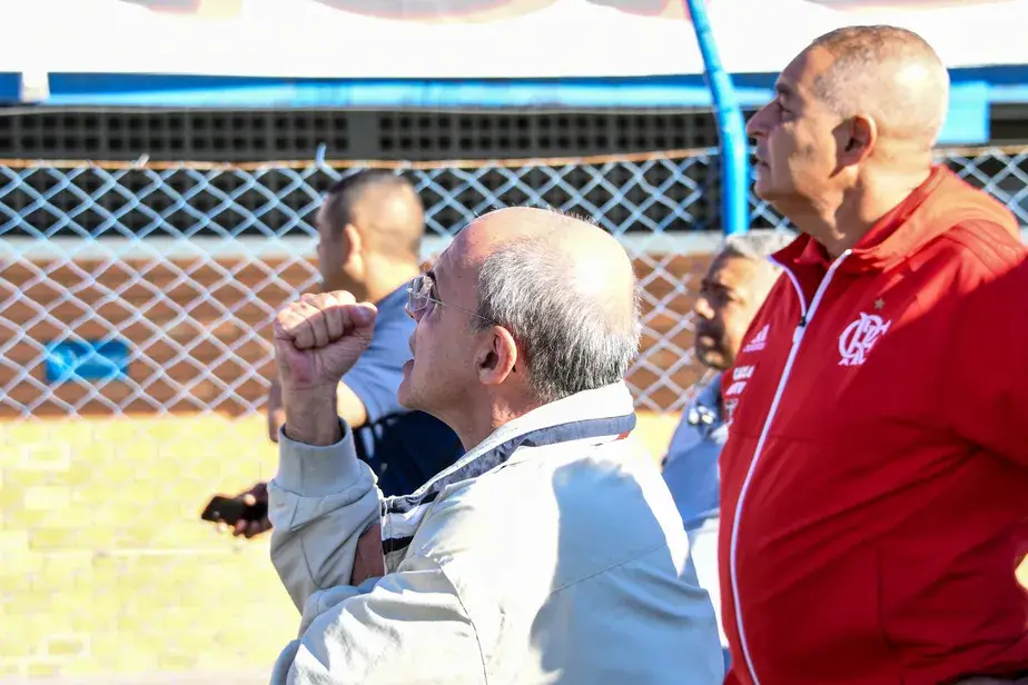 Eduardo Bandeira de Mello, ex-presidente do Flamengo, 'dá' banana a torcedor após cobrança por bons resultados em campo. O ano era 2017