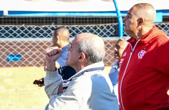 Eduardo Bandeira de Mello, ex-presidente do Flamengo, 'dá' banana a torcedor após cobrança por bons resultados em campo. O ano era 2017 (Foto: Globo Esporte)