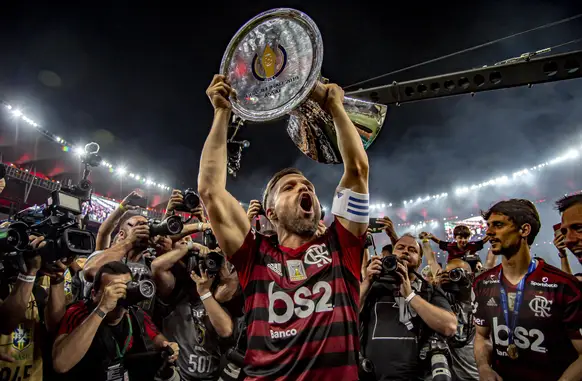 Em 2019, o Flamengo ergueu a taça de campeão brasileiro na 34ª rodada da cometição, depois de 10 anos sem o título (Foto: Twitter/ Flamengo)