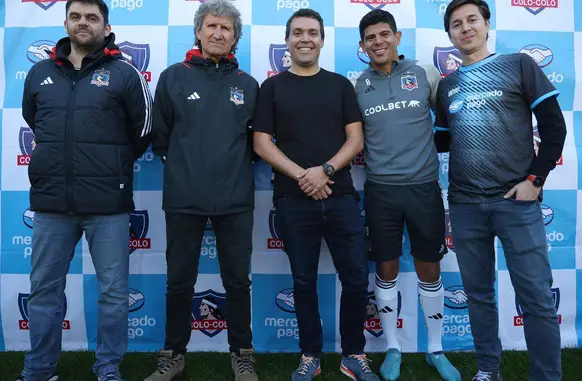Equipe do Colo-Colo anunciando novo patrocinador do clube (Foto: Divulgação/ Colo-Colo)