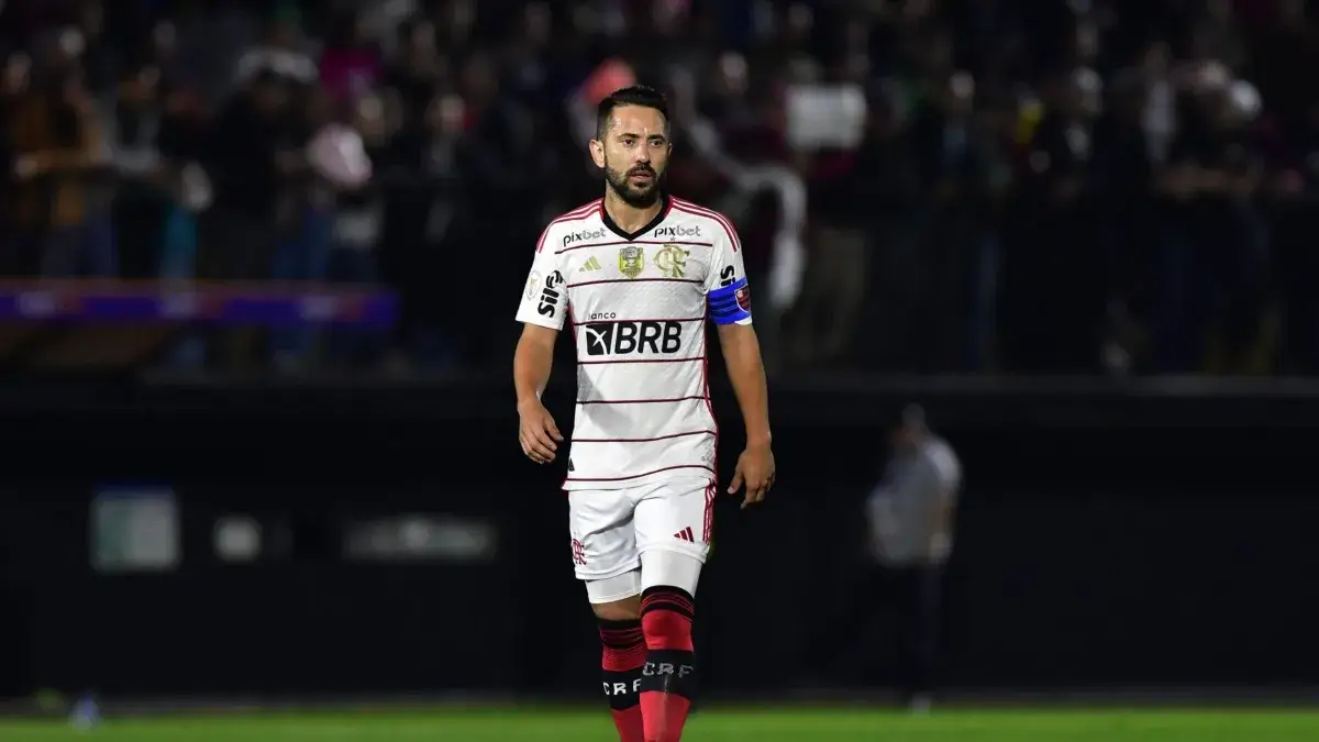 Éverton Ribeiro em ação com a camisa do Flamengo