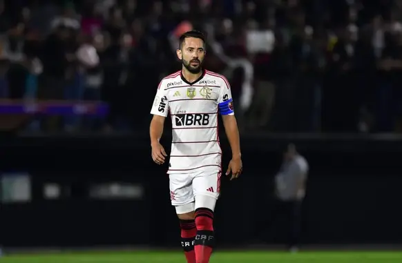 Éverton Ribeiro em ação com a camisa do Flamengo (Foto: Eduardo Carmim/Photo Premium/Gazeta Press)