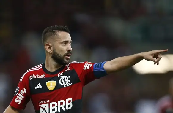 Everton Ribeiro perdeu espaço no time titular com a chegada de Sampaoli ao comando técnico do clube (Foto: Folha PE)