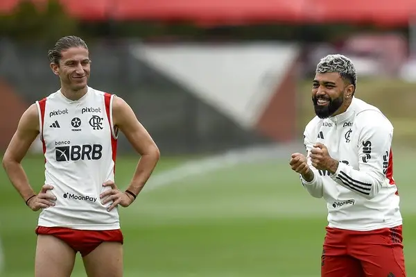 Gabigol e Felipe Luís no treino com Mário Jorge