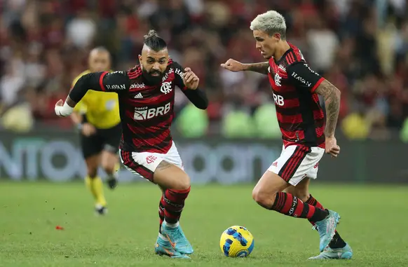 Gabigol e Pedro formam uma dupla de ataque temida (Foto: IMAGO / Sports Press Photo)