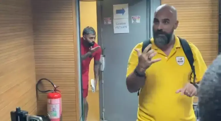 Gabigol invade coletiva de Dorival jr, e manda beijo pro ex-técnico do Flamengo