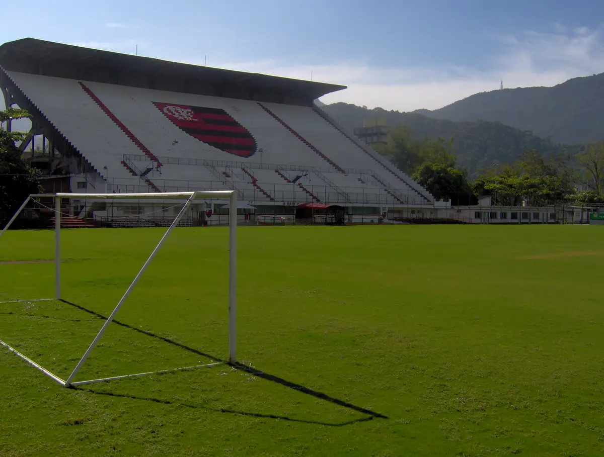 Geralmente, o Flamengo manda suas partidas das categorias de Base e futebol feminino no estádio da Gávea ou em Volta Redonda, município do Rio de Janeiro