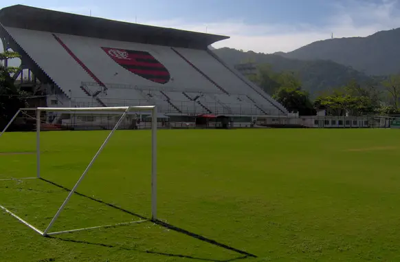Geralmente, o Flamengo manda suas partidas das categorias de Base e futebol feminino no estádio da Gávea ou em Volta Redonda, município do Rio de Janeiro (Foto: Reprodução)