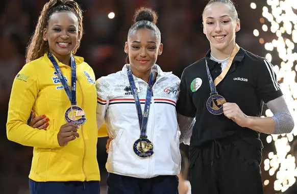 Ginastas do Flamengo conquistam medlahas (Foto: Slobodan Kadic/CBG)