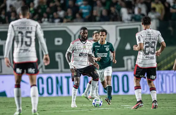 Goiás e Flamengo não saem do empate em jogo do Brasileirão (Foto: sabela Azine/AGIF)