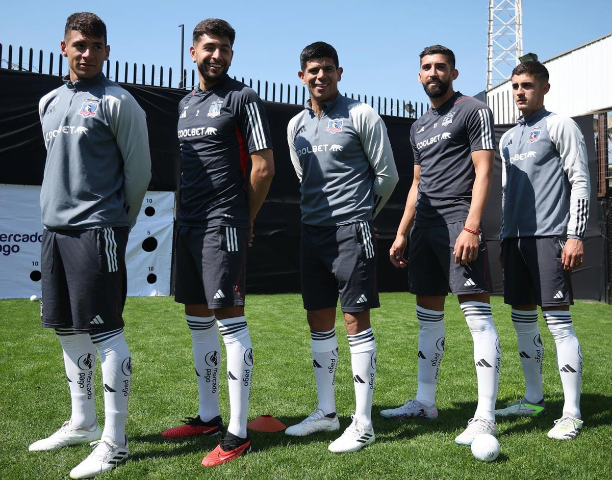 Jogadores do Colo-Colo posando com o uniforme com novo patrocinador