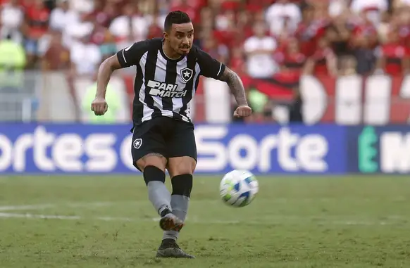 Lateral do Botafogo está afastado dos campos por uma lesão, e deve voltar aos gramados em 2024 (Foto: Vitor Silva/Botafogo)