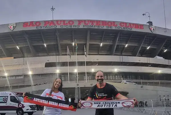 Líderes de torcidas de autistas de Flamengo e São Paulo