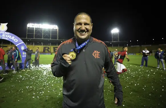 Mário Jorge conquistou títulos importantes com o Flamengo nas categorias de base, incluindo o brasileiro sub-17 de 2021 e o mais recente, o brasileiro sub-20 de 2022 (Foto: CBF)