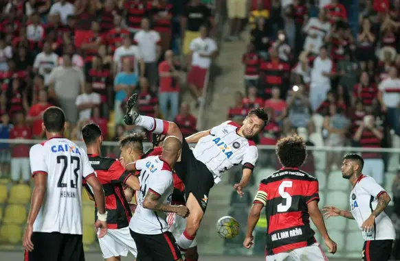 No brasileirão de 2016, a partida entre os rubro-negros terminou com o Flamengo levando a melhor, vencendo por 1 a 0. Na ocasião, o clube carioca assumiu temporariamente a liderança da competição. (Foto: Tribuna Norte Leste)