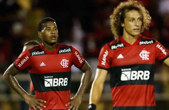 O zagueiro Cleiton atuou em algumas partidas pelo profissional, ao lado do experiente David Luiz (Foto: Coluna do Fla)