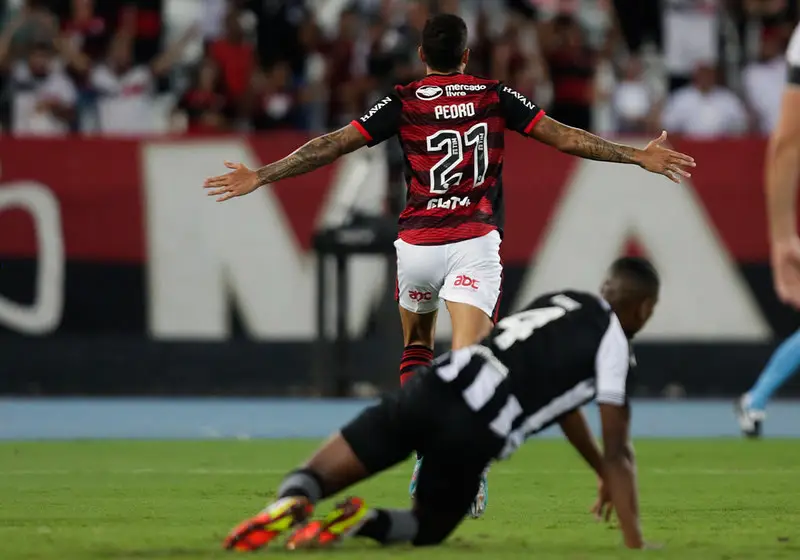 Pedro comemorando após marcar gol no Botafogo