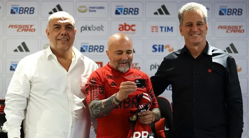 Sampaoli chegou ao Flamengo em abril de 2023, logo após a saída do português Vitor Pereira. Ambos técnicos estrageiros não conseguiram ter boas passagens no clube carioca