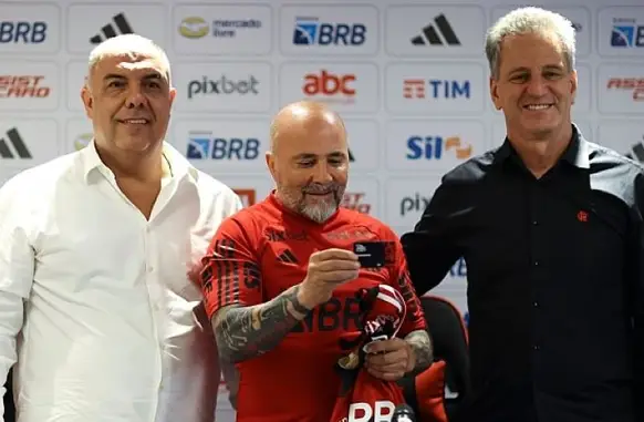 Sampaoli chegou ao Flamengo em abril de 2023, logo após a saída do português Vitor Pereira. Ambos técnicos estrageiros não conseguiram ter boas passagens no clube carioca (Foto: Futboo)