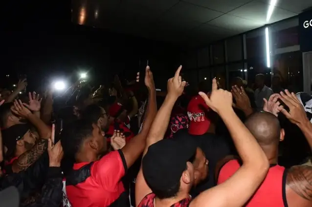 Torcedores protestam contra o elenco do Flamengo