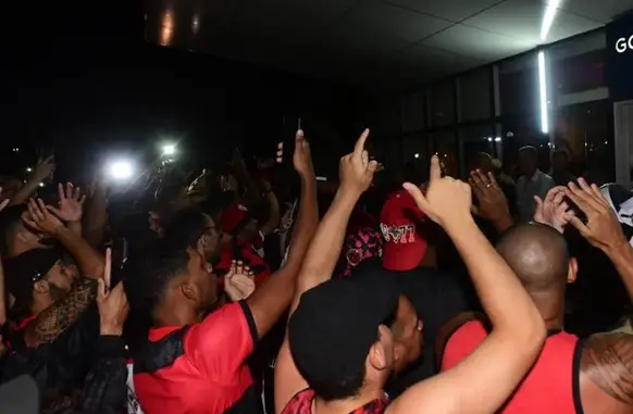 Torcedores protestam contra o elenco do Flamengo (Foto: Carlos Alberto da Silva/A Gazeta)