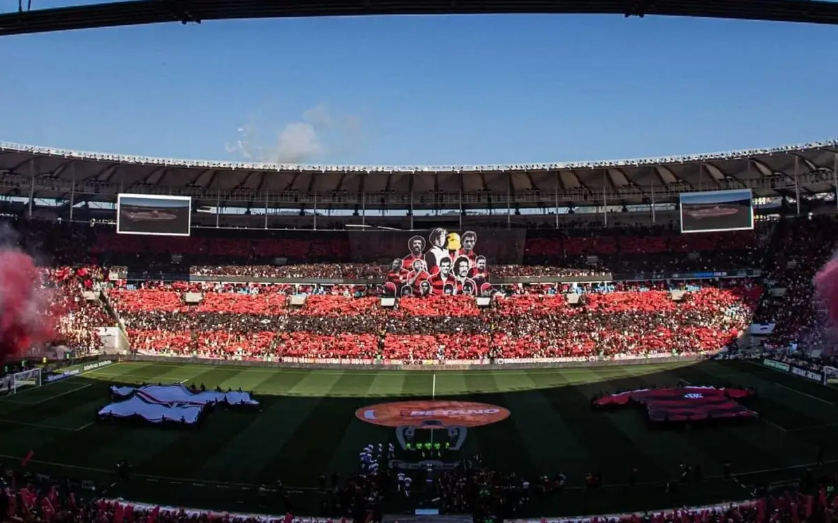 Torcida do Flamengo homenageia grandes ídolos da história do clube