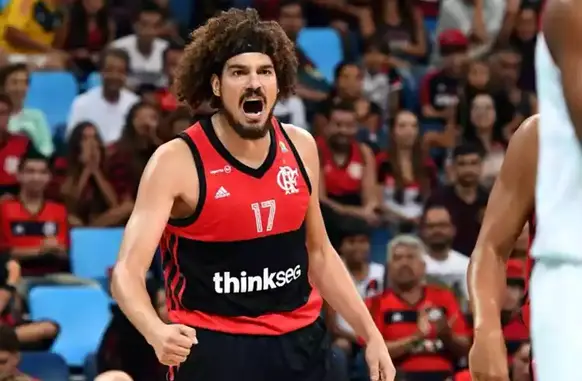 Varejão defendeu o Flamengo nas quadras entre 2018 e 2019 (Foto: Reprodução)