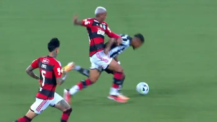 Wesley e Tchê Tchê disputam bola em clássico entre Botafogo e Flamengo