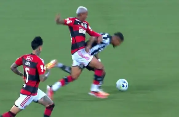 Wesley e Tchê Tchê disputam bola em clássico entre Botafogo e Flamengo (Foto: Reprodução SporTV)