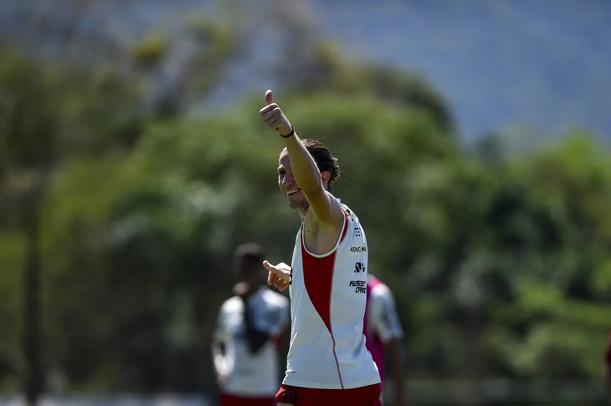 Zagueiro Felipe Luiz em jogo-treino pelo Flamengo
