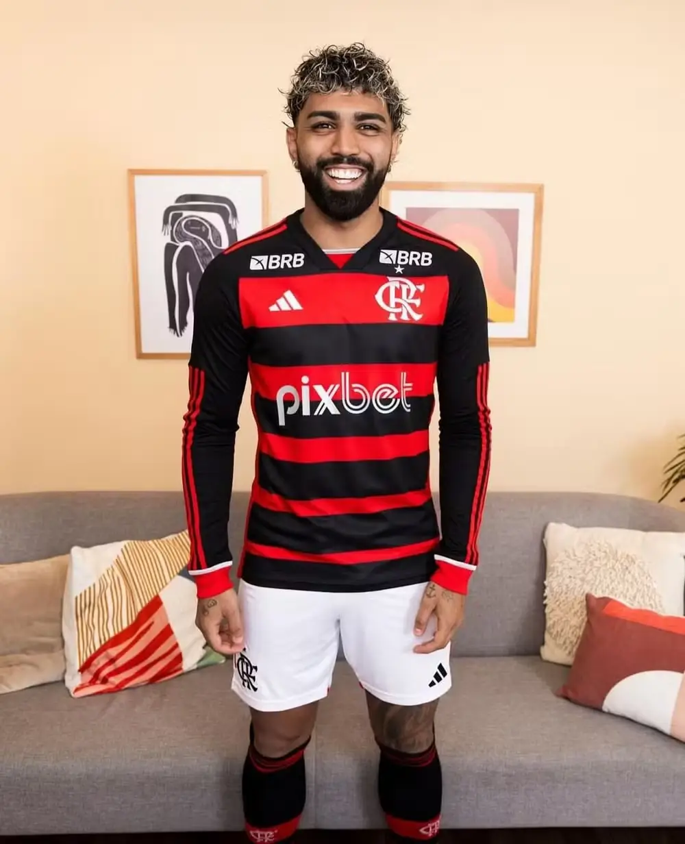 Gabigol com a nova camisa do Flamengo