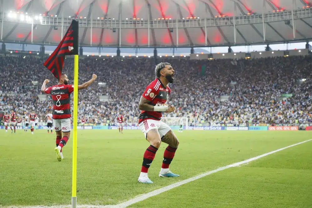 Gabriel comemora gol de Gerson em vitória sobre o Vasco