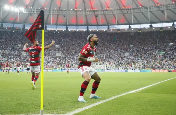 Gabriel comemora gol de Gerson em vitória sobre o Vasco (Foto: André Durão/ge)