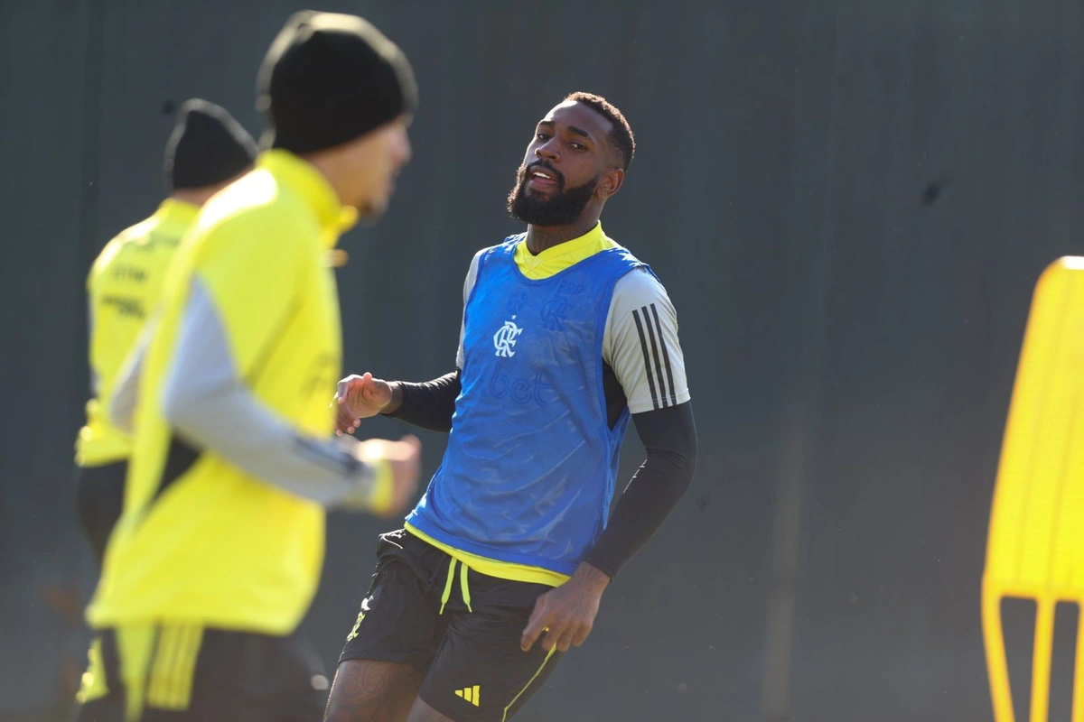 Gerson treinando com o elenco do Flamengo