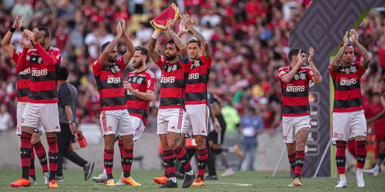 Jogadores do Flamengo agradecendo o apoio da torcida.