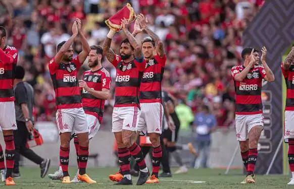 Jogadores do Flamengo agradecendo o apoio da torcida. (Foto: Paula Reis / Flamengo)