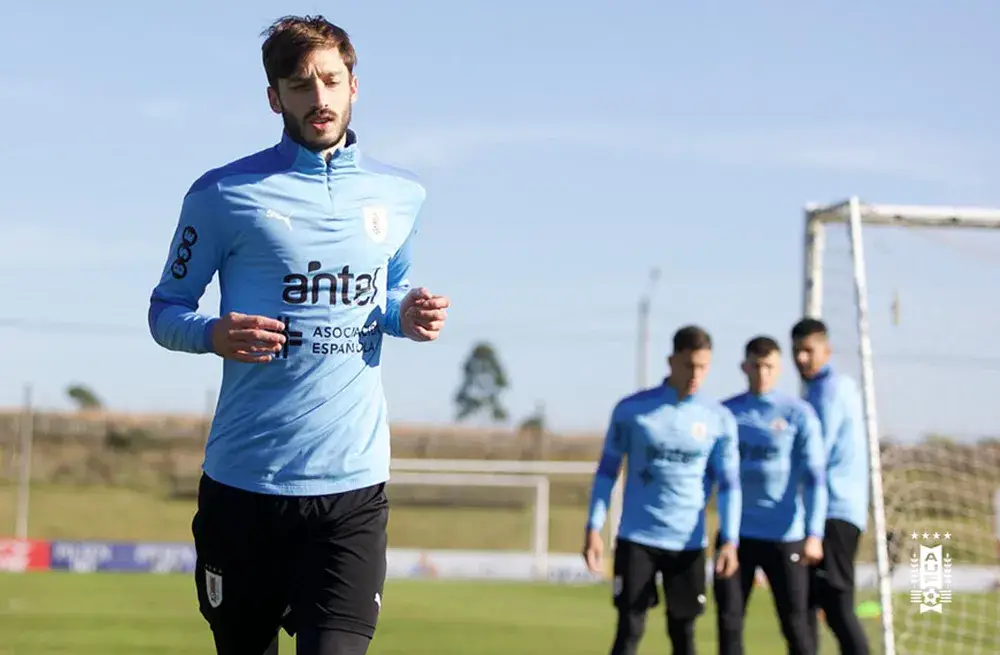 Matias Viña é companheiro de Arrascaeta, Varela e De la Cruz na seleção uruguaia