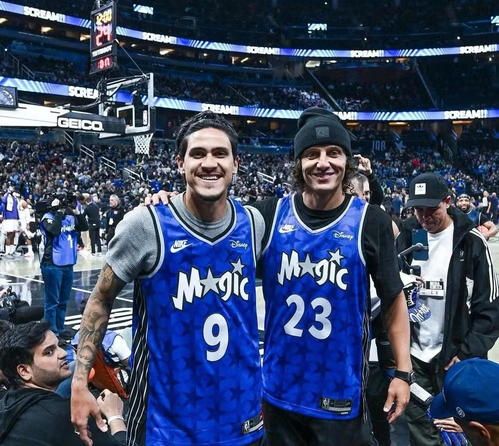 Pedro e David Luiz em jogo do Orlando Magic na NBA