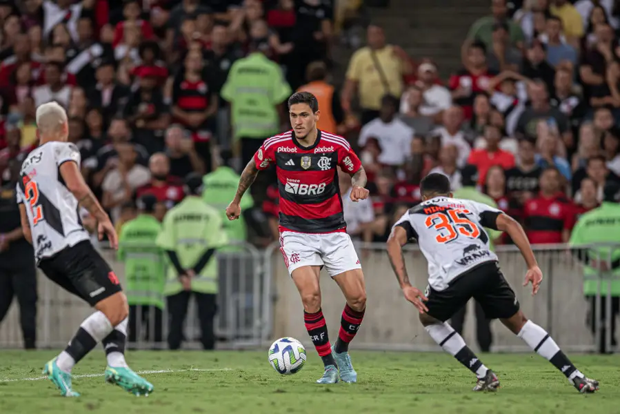 Pedro, em ação durante o confronto entre Flamengo e Vasco