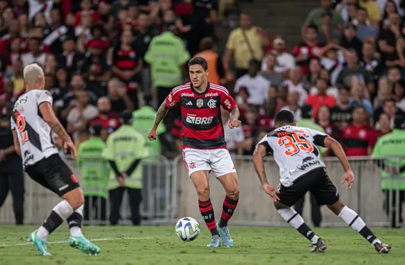 Pedro, em ação durante o confronto entre Flamengo e Vasco (Foto: Paula Reis / Flamengo)