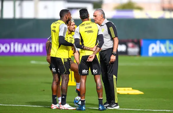 Tite orientando estratégias táticas aos jogadores do Flamengo (Foto: Marcelo Cortes / CRF)