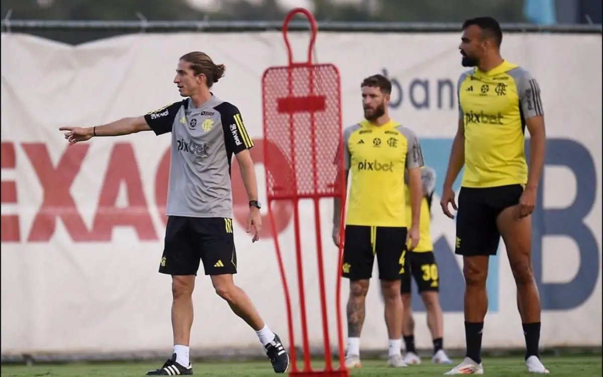 Filipe Luís comanda treino do Flamengo