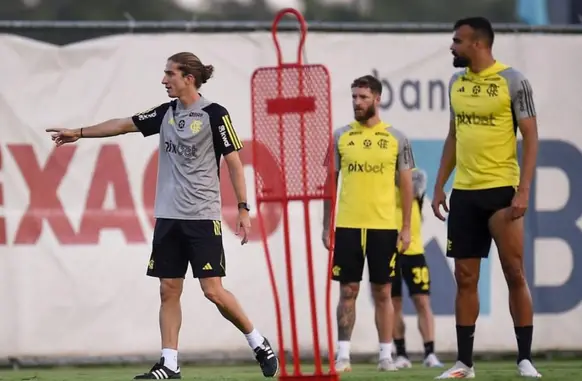 Filipe Luís comanda treino do Flamengo (Foto: Marcelo Cortes / CRF)