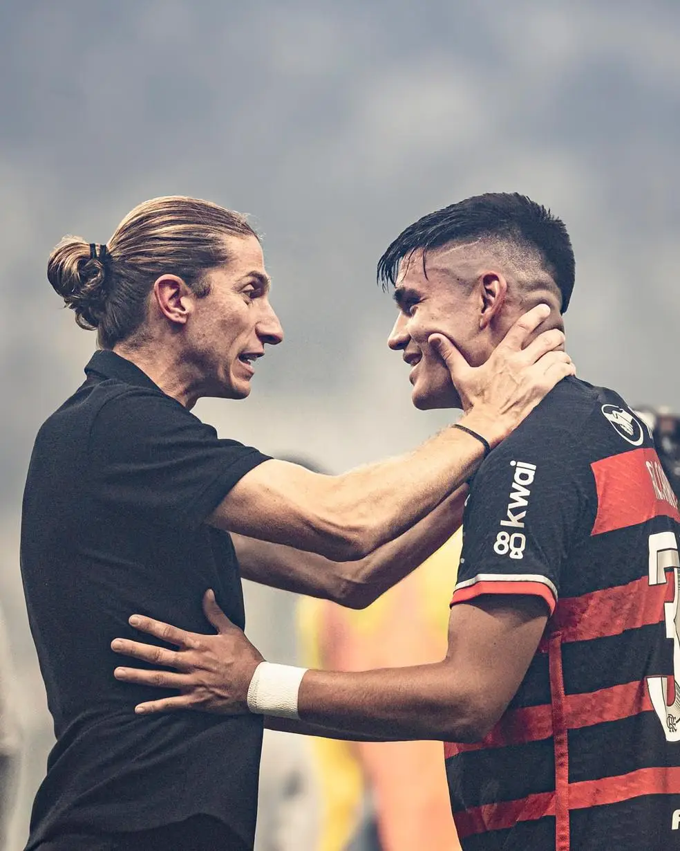 Filipe Luís cumprimenta Alcaraz após Flamengo x Corinthians